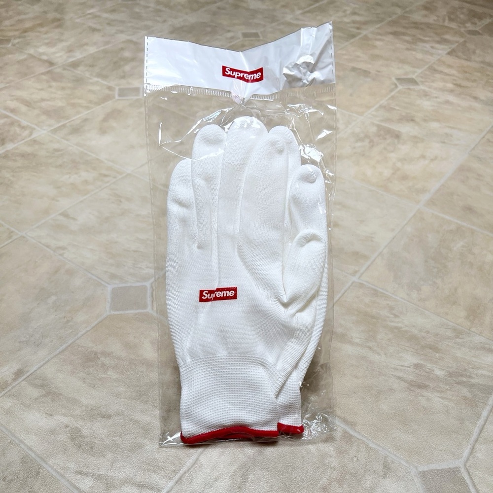 🆕 Authentic Supreme Men’s White Rubberized Gloves FW20